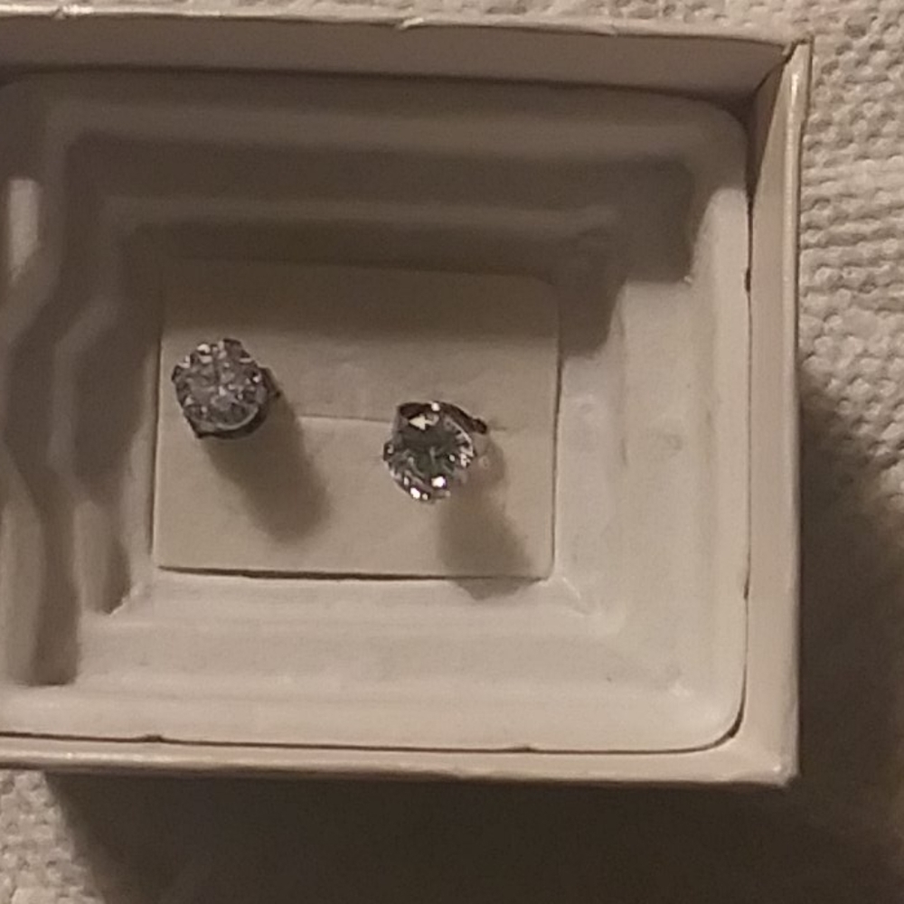 Earings - Picture 2 of 4